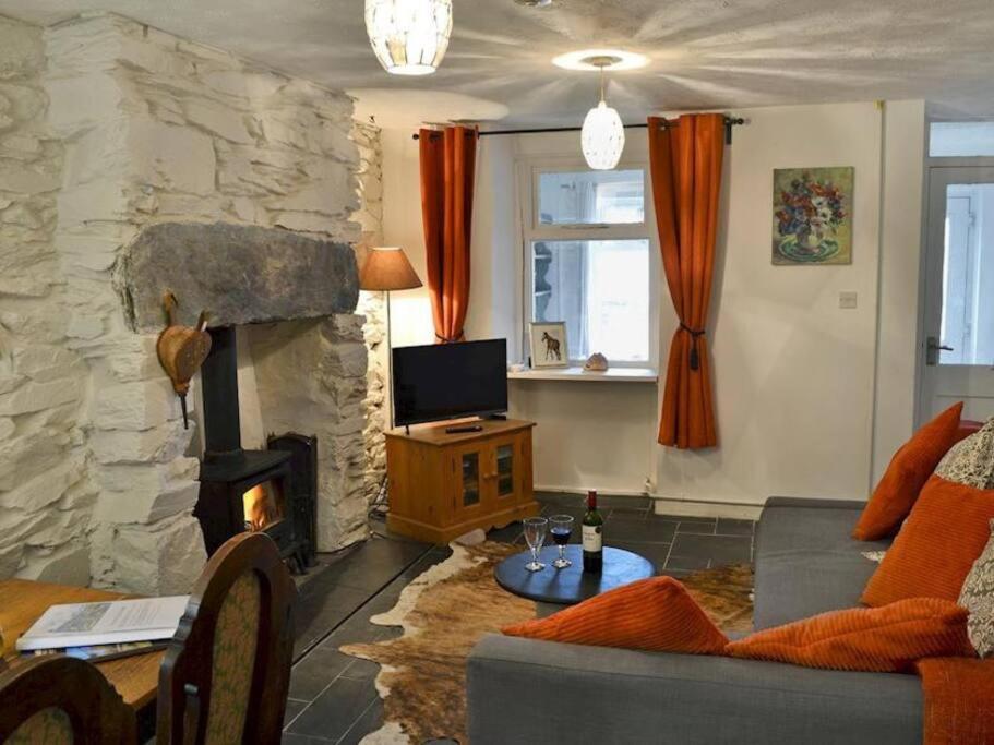 Cosy Terrace Cottage Built Into The Mountain Side. Blaenau Ffestiniog Exterior photo